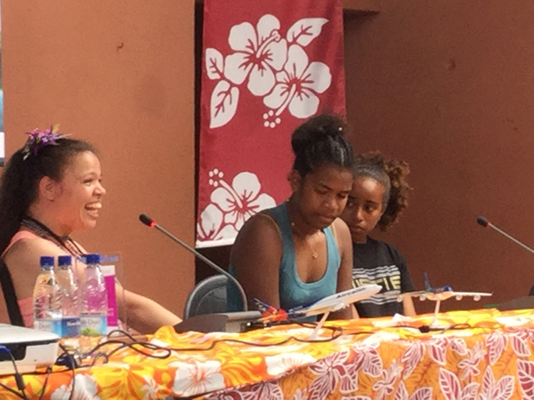 Nathalie Salmon-Hudry reçoit son prix devant 150 lycéens Nathalie Salmon-Hudry reçoit son prix devant 150 lycéens