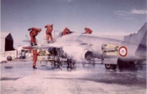 En 1966, décontamination d'un avion Vautour à Hao après son passage dans un nuage radioactif (Photo J.Enne issue du site www.moruroa.org)