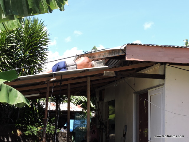 Seul à la maison en journée, ce grand-père de famille prend très au sérieux ces alertes au cyclone. Il fait de son mieux pour sécuriser sa maison.