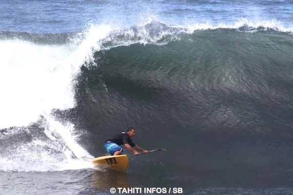 Atamu et son père Teiki participent en championnat de Polynésie de SUP surf