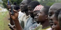 Le téléphone mobile "transforme" l'Afrique mais sa croissance va ralentir Le téléphone mobile "transforme" l'Afrique mais sa croissance va ralentir