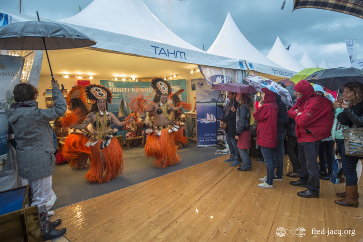 Les danses tahitiennes sur le stand de Tahiti aux voiles de St Tropez. Crédit : Fred JACQ