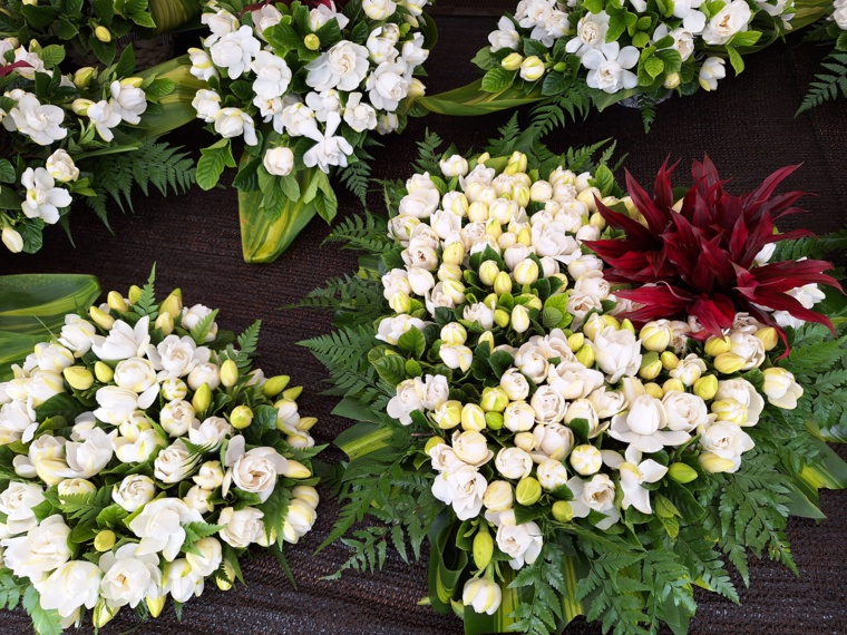 En bord de route, les compositions de tiare Taina font forte impression. En bord de route, les compositions de tiare Taina font forte impression.