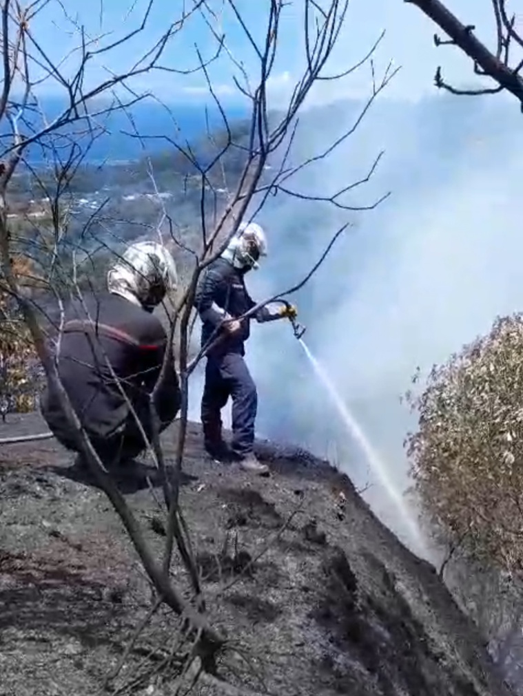 Le terrain escarpé complique l'intervention des pompiers (Crédit : Pompiers de Faa'a). Le terrain escarpé complique l'intervention des pompiers (Crédit : Pompiers de Faa'a).