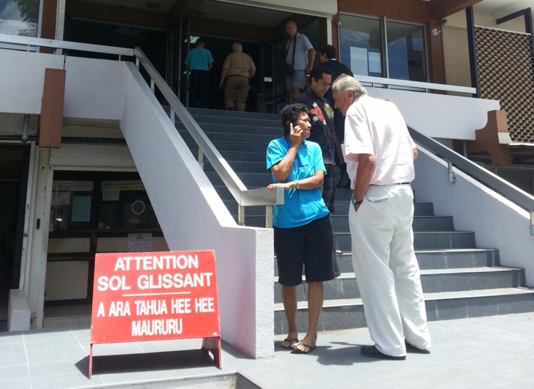 Yolande Wong Lam et William Bernier, en bas des marches du palais de justice, viennent d'entendre les réquisitions du parquet à leur égard.
