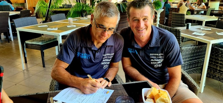 Laurent Jalabert signe au Vélo club de Tahiti Laurent Jalabert signe au Vélo club de Tahiti