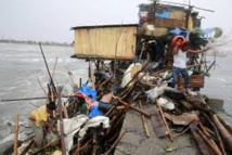 Philippines: le typhon Koppu contraint les habitants à grimper sur les toits