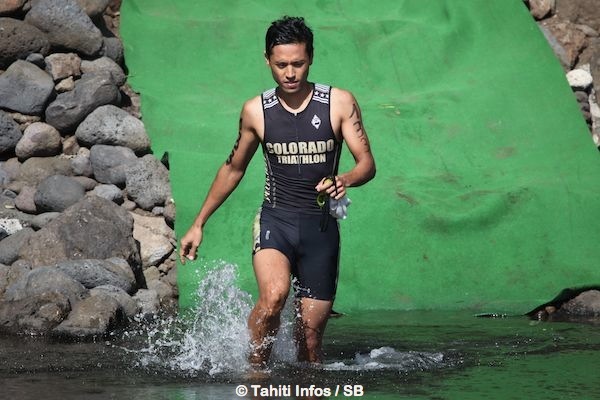 Cédric Wane gagne un triathlon en Polynésie pour la 1e fois