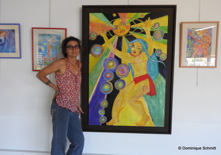 Fille fa’a’amu de l’artiste Bobby Holcomb, Sarahina a baigné pendant toute son enfance dans l’art sous toutes ses formes.