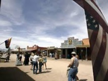 Dans un spectacle de western, l'acteur tire par erreur à balles réelles Dans un spectacle de western, l'acteur tire par erreur à balles réelles