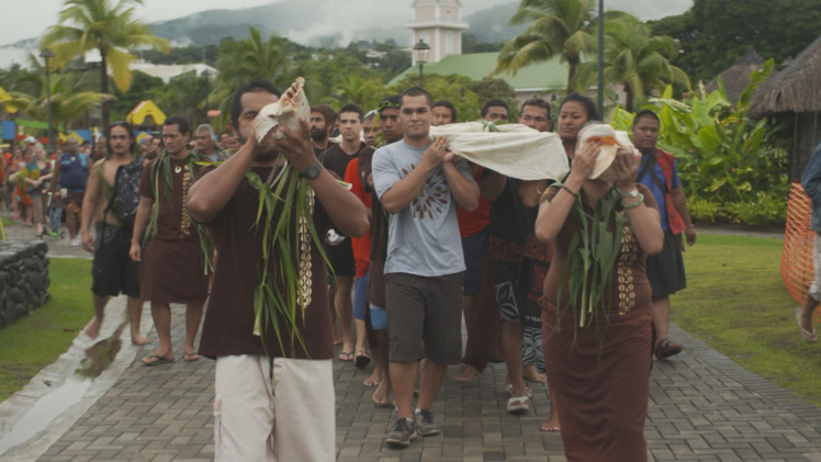 Le sculpteur Eriki Marchand a réalisé en 2012 un magnifique "unu" (pièce en bois) en son hommage, qui trône majestueusement dans les jardins de Paofai. Le sculpteur Eriki Marchand a réalisé en 2012 un magnifique "unu" (pièce en bois) en son hommage, qui trône majestueusement dans les jardins de Paofai.