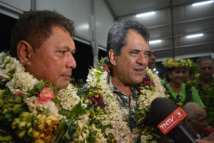 Edouard Fritch, le président du Pays est venu féliciter le nouveau tavana de Papara qui fait partie du groupe Tapura à l'assemblée de Polynésie.