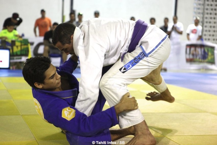 Matuanui Philippe vs Tumaui Nordman. Matu fait preuve d'un self contrôl impressionnant malgré l'intensité du combat Matuanui Philippe vs Tumaui Nordman. Matu fait preuve d'un self contrôl impressionnant malgré l'intensité du combat