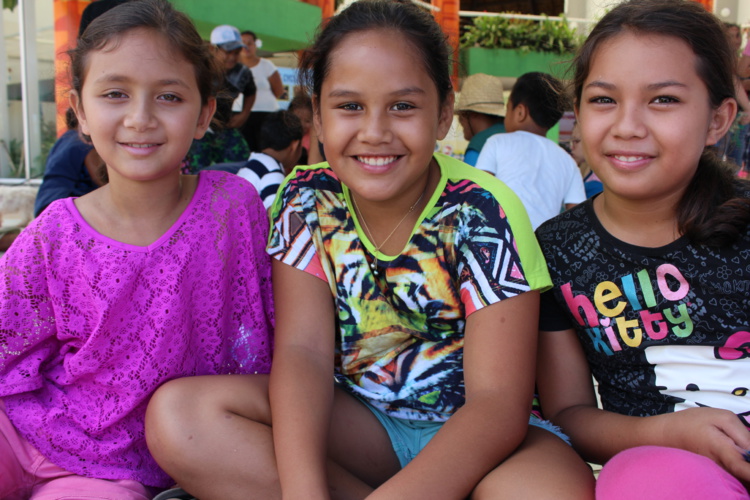 Hawaiki, Elsa et Tagihia ont toutes les trois 9 ans. Elles sont en classe de CM1 à Punaauia, "les vacances c'est bien parce qu'on fait ce qu'on veut mais l'école nous manque." Les trois élèves aiment apprendre.