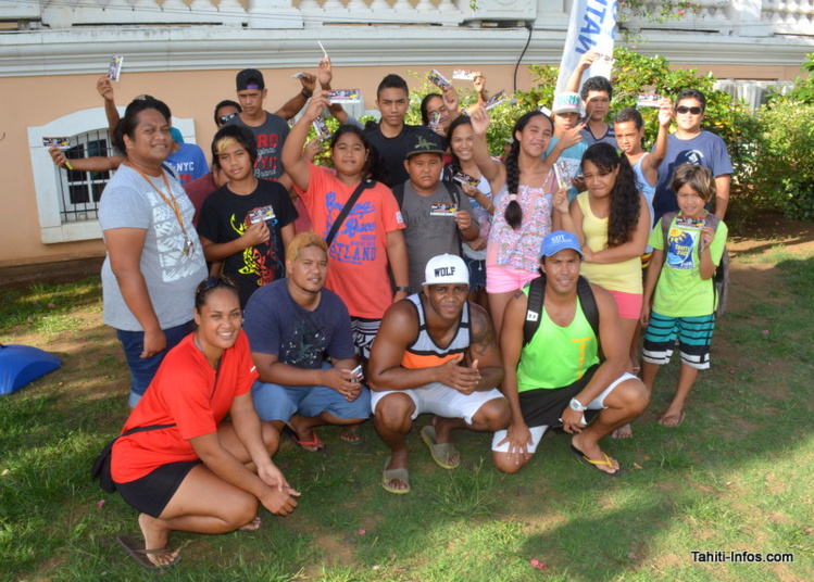 Les jeunes avec des membres de l'association Les jeunes avec des membres de l'association