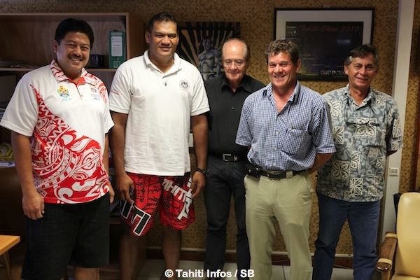 Les membres du COPF autour de leur président, Tauhiti Nena