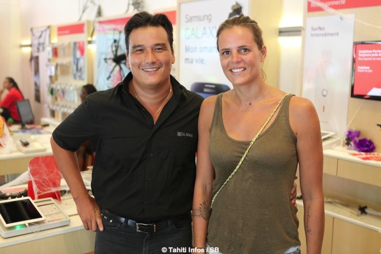 Laure Manaudou avec Patrick Moux, directeur général de Vodafone. Laure Manaudou avec Patrick Moux, directeur général de Vodafone.