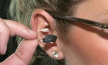 Porter des prothèses auditives freinerait le déclin de la mémoire Porter des prothèses auditives freinerait le déclin de la mémoire