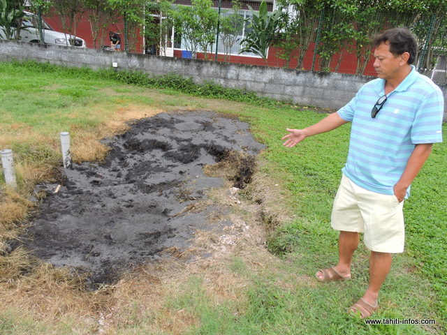 Après la vidange, du sable a été déversé sur la fosse pour étouffer les mauvaises odeurs