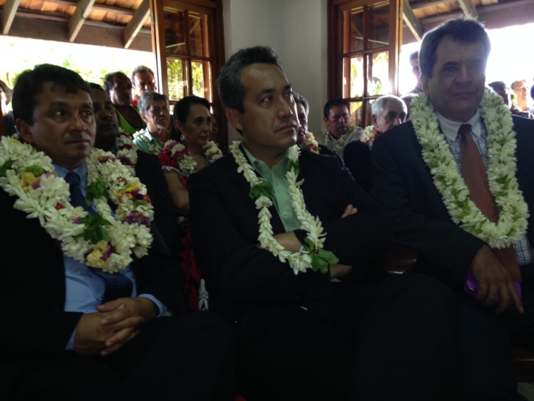 Marcel Tuhiani entouré du vice-président Nuihau Laurey et du Président Edouard Fritch