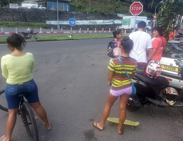 Une vingtaine de jeunes, amis et cousins de la victime, sont venus lui rendre un dernier hommage ce lundi matin sur les lieux de l'accident.