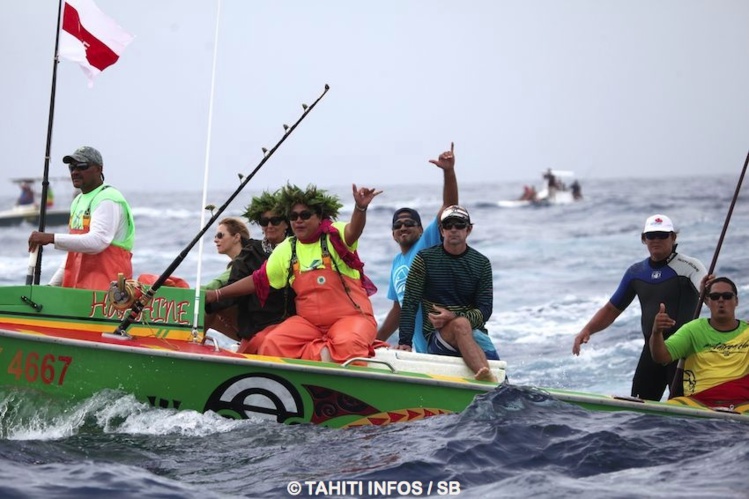 Le bateau suiveur de Matairea Hoe Le bateau suiveur de Matairea Hoe