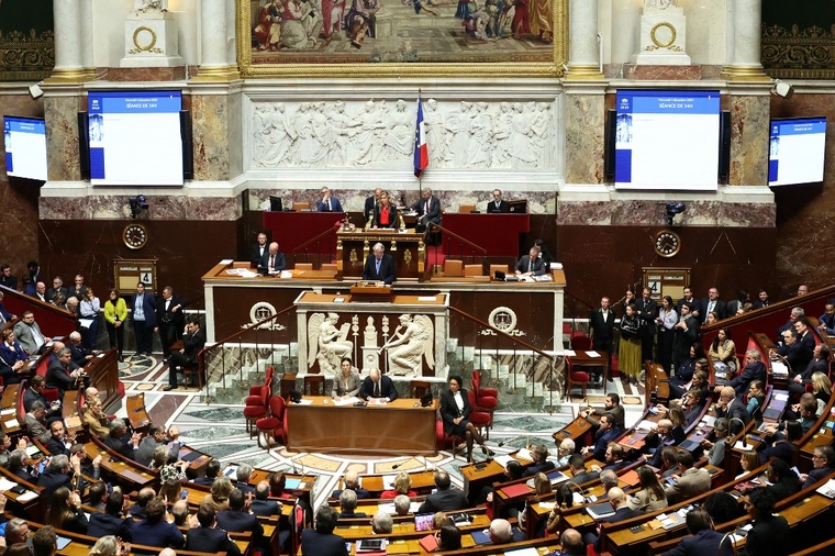 L'Assemblée nationale fait chuter le gouvernement Barnier, une première depuis 1962 L'Assemblée nationale fait chuter le gouvernement Barnier, une première depuis 1962