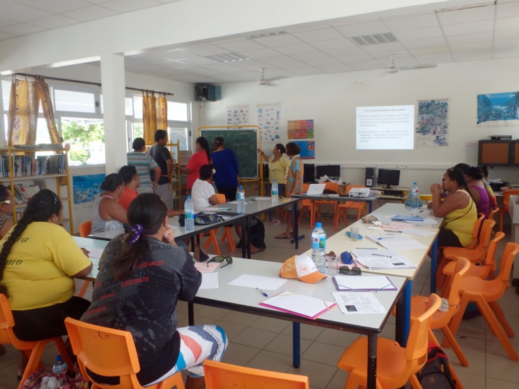 Près d'une vingtaine de jeunes assurent les fonctions d'adjoints d'éducation sur l'île de Makemo et au vu de l'éloignement avec Tahiti, des représentants de la DGEE se sont rendus sur Makemo afin de leur donner une formation complémentaire pour assurer leurs fonctions.