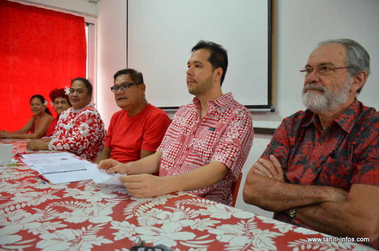 Quelques membres du bureau exécutif du Ia Mana, avec Jacqui Drollet au premier plan et Joël Teipoarii, au centre en rouge.