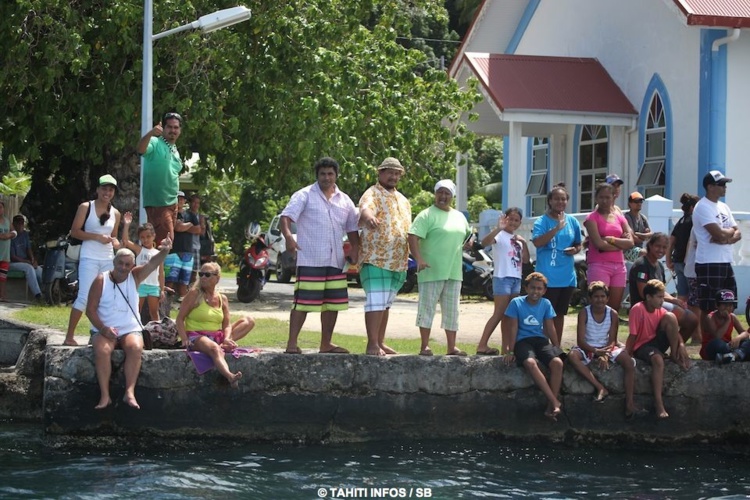 La population de Taha'a était là pour encourager les aito La population de Taha'a était là pour encourager les aito
