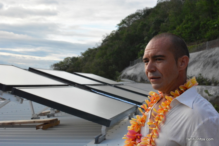 Cyril Dardel devant les installations de chauffe-eaux solaires.