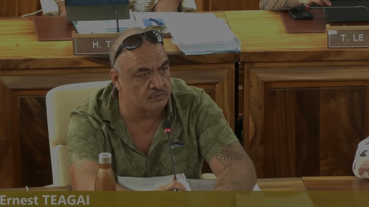 Ernest Teagai demande au président de "penser aux habitants des îles" Ernest Teagai demande au président de "penser aux habitants des îles"