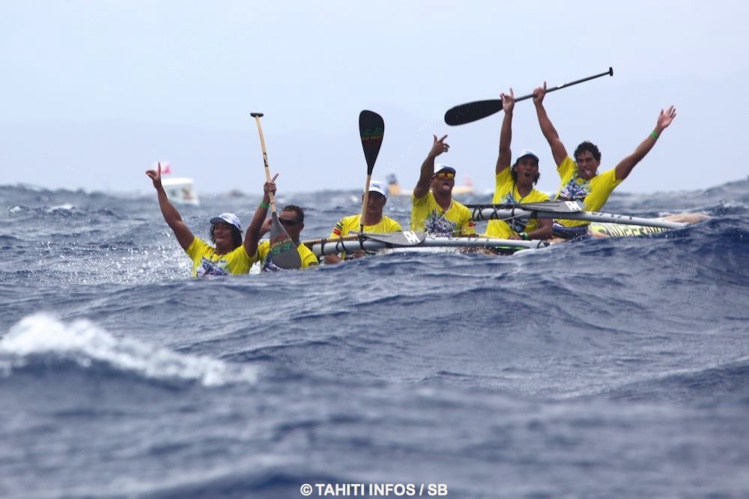 Edt Va'a surfe et exulte à l'approche de Bora Edt Va'a surfe et exulte à l'approche de Bora