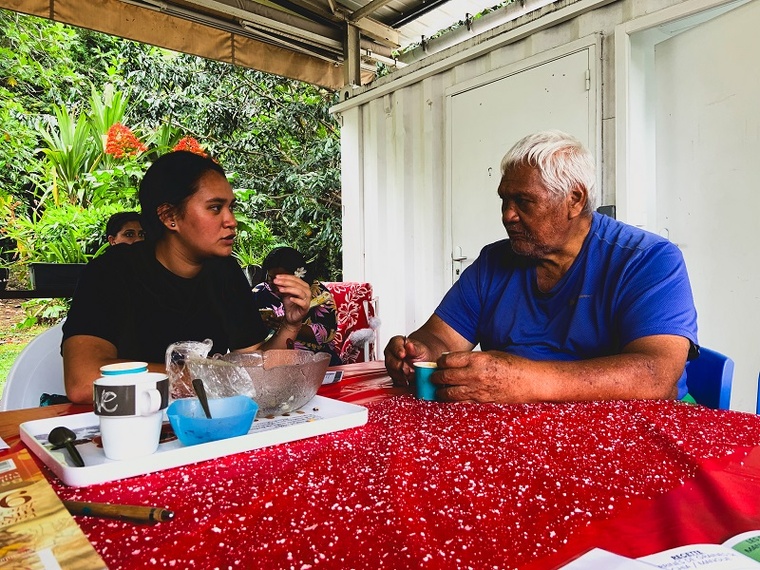 Ce vendredi, une rencontre intergénérationnelle a réuni les matahiapo et des étudiants en BTS Économie sociale et familiale, dans le cadre d’un projet pédagogique. Crédit photo : Thibault Segalard. Ce vendredi, une rencontre intergénérationnelle a réuni les matahiapo et des étudiants en BTS Économie sociale et familiale, dans le cadre d’un projet pédagogique. Crédit photo : Thibault Segalard.