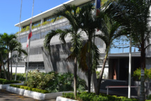 Les drapeaux du Haut commissariat en berne ce samedi 14 novembre à Papeete.