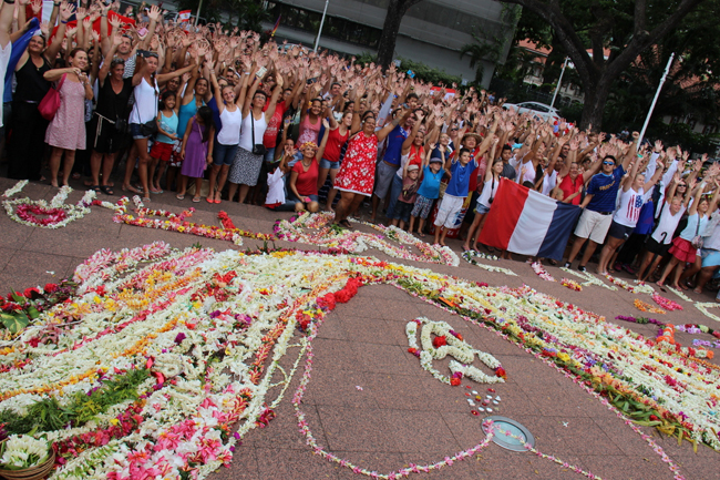 300 personnes au démarrage du cortège place Tarahoi et finalement près d'un millier rassemblées avenue Pouvana'a a Oopa. La Polynésie a livré un hommage émouvant aux victimes, en toute simplicité.