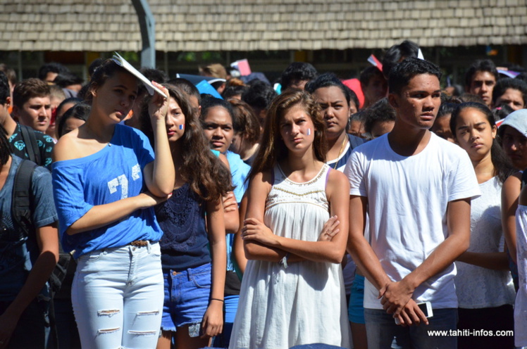 1300 lycéens observent une minute de silence à Gauguin