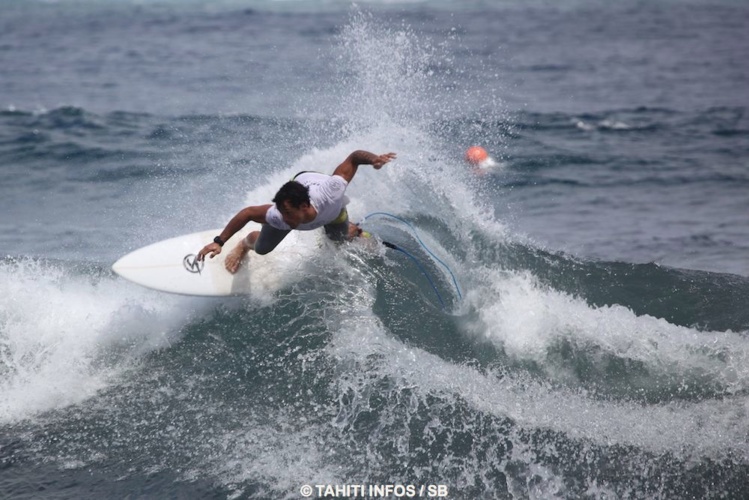 Taumata Puhetini excelle au récif comme à la plage, il est un surfeur complet Taumata Puhetini excelle au récif comme à la plage, il est un surfeur complet