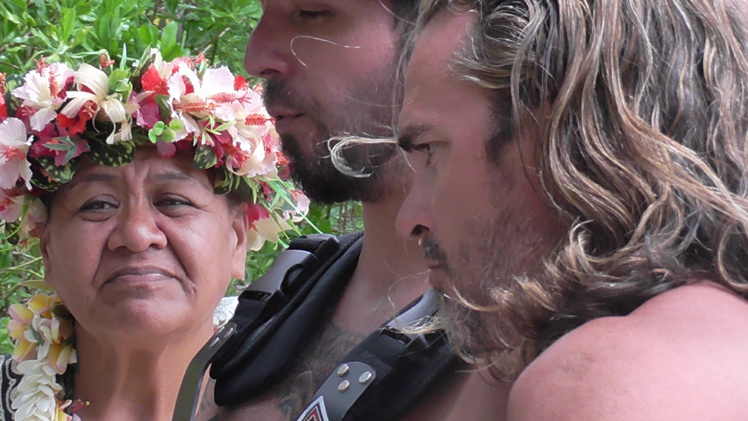 Le film rend aussi hommage à la culture polynésienne. Le film rend aussi hommage à la culture polynésienne.