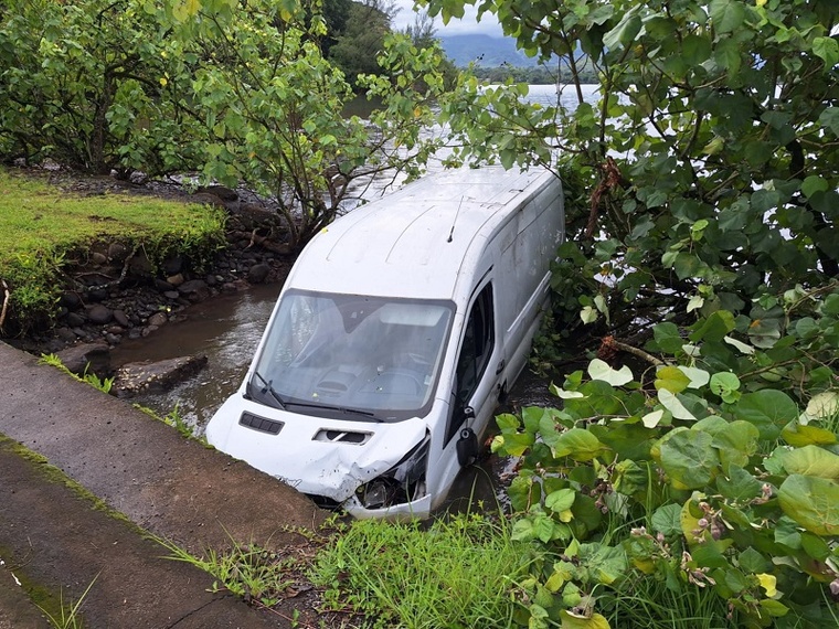 Un livreur termine sa course dans la mer Un livreur termine sa course dans la mer