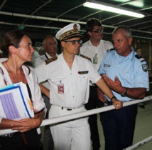 Lionel Beffre, le haut-commissaire ; Marie Baville, la directrice de cabinet et le commandant de la BGTA ( brigade de gendarmerie des transports aériens).