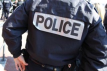 Sans permis, il prend un policier en stop et se fait une ligne de coke Sans permis, il prend un policier en stop et se fait une ligne de coke