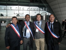 Tearii Alpha à Paris, entouré d'Alain Sangue, maire délégué de Papeari, et de deux autres élus de Teva i tua, Tamatoa Doom et Alfred Haapuea.