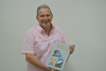 Patrick Pons et son dernier "opus", le 4e tome de la série "Tahiti Autonome". Tahiti autonome 1996 à 2000 de Patrick Pons est un livre de 280 pages (avec 583 photos). Il est vendu dans les librairies Archipels, Klima, Odyssey, dans les magasins Carrefour, à Hyper U, R 2000 à Tahiti. Mais aussi à Kina à Moorea (Maharepa) et à la librairie de Uturoa.