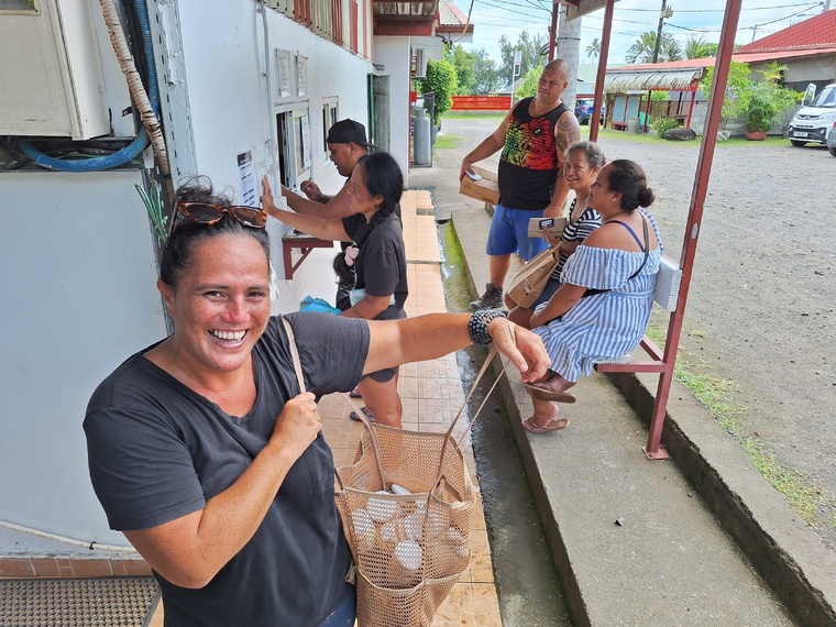 Les jours de production, les clients affluent au comptoir de l’usine. Les jours de production, les clients affluent au comptoir de l’usine.
