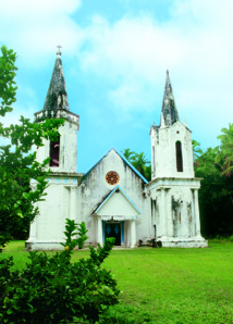 Sur l’île de Aukena, le père Laval avait fait bâtir un collège pour former les jeunes Mangaréviens. La nature, petit à petit, reprend ses droits. Sur l’île de Aukena, le père Laval avait fait bâtir un collège pour former les jeunes Mangaréviens. La nature, petit à petit, reprend ses droits.