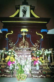 Bois précieux, nacres, dorures, rien n’était trop beau pour le chœur de l’église de Akamaru. Bois précieux, nacres, dorures, rien n’était trop beau pour le chœur de l’église de Akamaru.