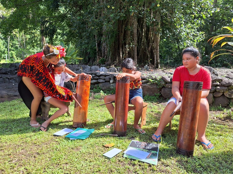 Initiation aux percussions traditionnelles devant le marae (Crédit : Anne-Charlotte Lehartel). Initiation aux percussions traditionnelles devant le marae (Crédit : Anne-Charlotte Lehartel).