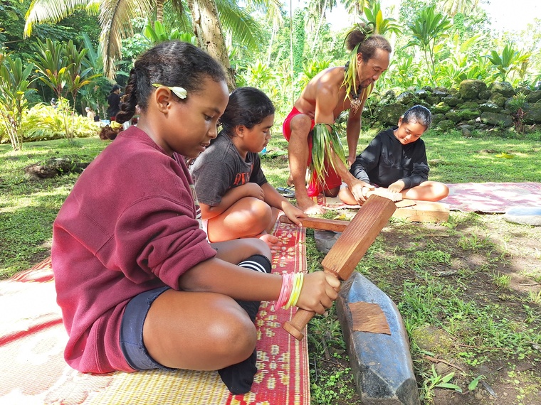 Des intervenants ont assuré la fabrication du tapa. Des intervenants ont assuré la fabrication du tapa.