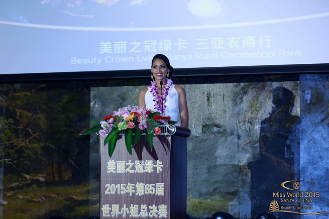 Au pupitre du Beauty Crown Theater, Hinarere est "pro" !